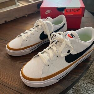 NIKE COURT LEGACY NWT size 7 women’s